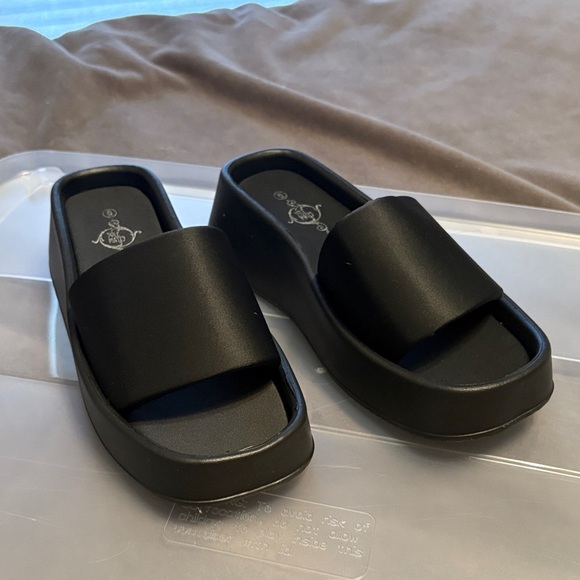 Black Women's Slide Sandals Size 6 NWOT - Picture 1 of 4